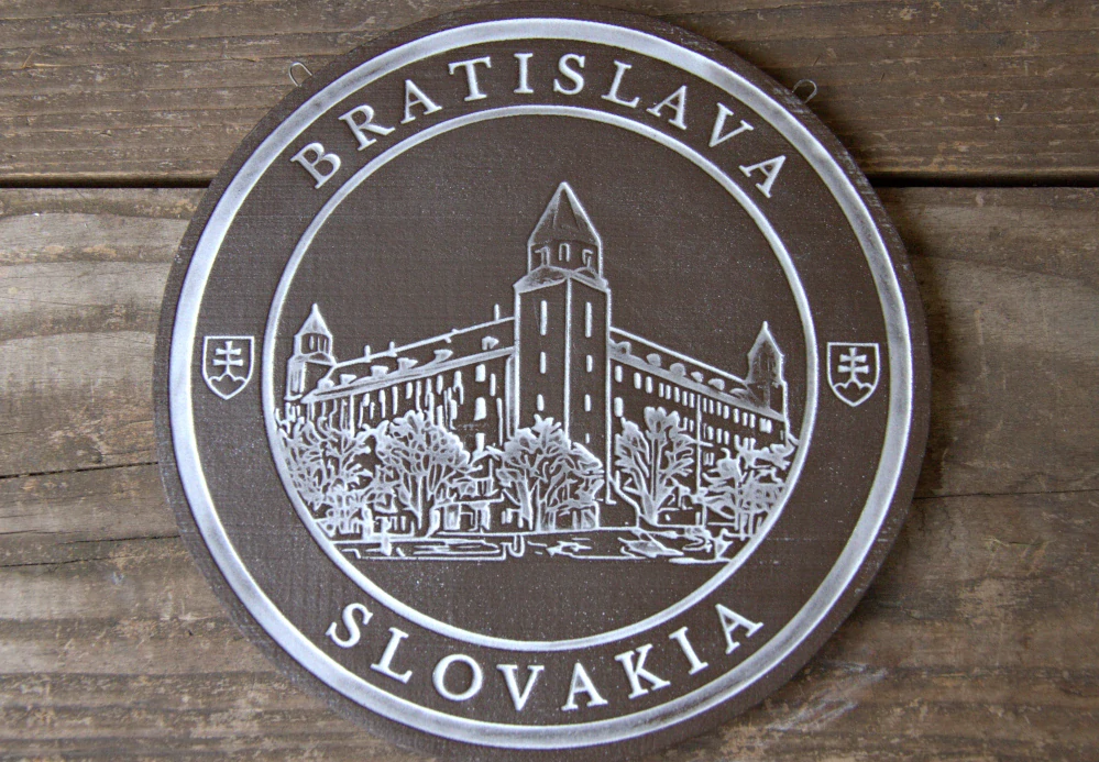 Keramický suvenír – Bratislavský hrad | Ručne vyrobená ozdobná plaketa zo Slovenska Bilelá SHB01