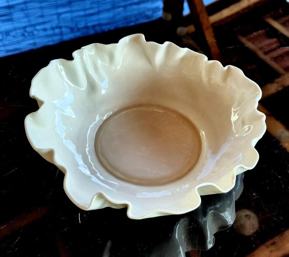 Exkluzívna autorská porcelánová misa – „biele zlato“ v čistej organickej forme 21 cm priemer