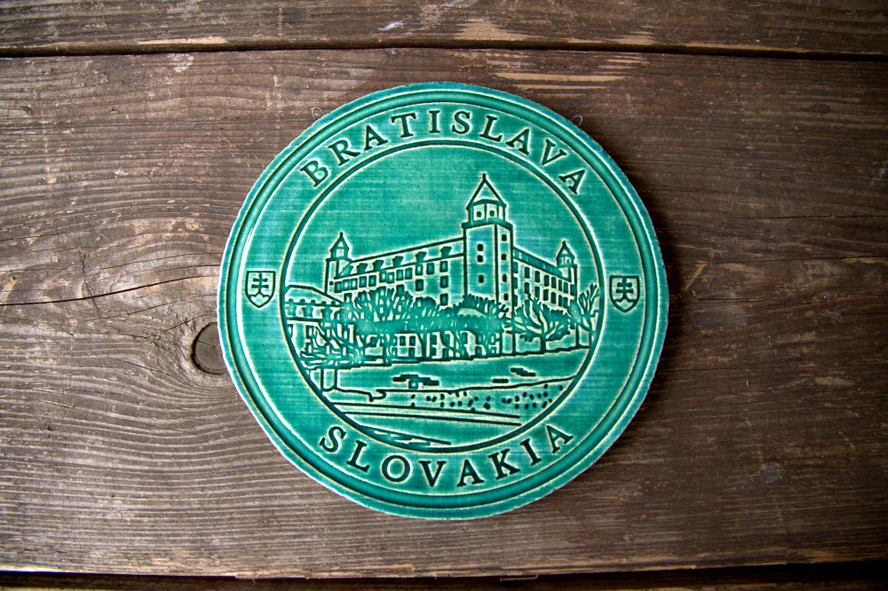 Keramický suvenír – Bratislavský hrad | Ručne vyrobená ozdobná plaketa zo Slovenska s nápisom BRATISLVA SLOVENSKO - tyrkysovo zelená SHT03