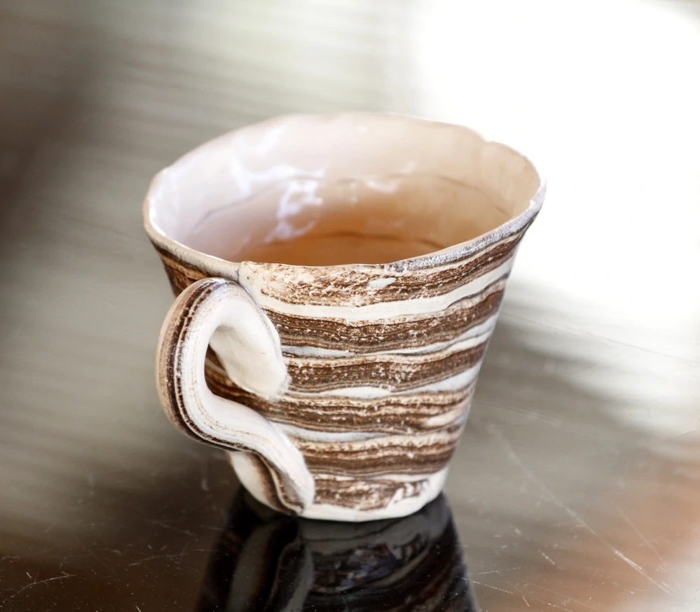 Keramická šálka na kávu - cappuccino a čaj 150 ml – Unikát! - béžovo-hnedá - ručná výroba – modelovaná