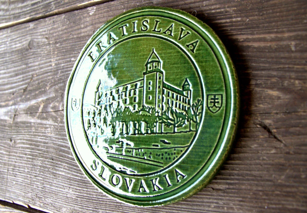 Keramický suvenír – Bratislavský hrad | Ručne vyrobená ozdobná plaketa zo Slovenska s nápisom BRATISLVA SLOVAKIA zelená SHZ03