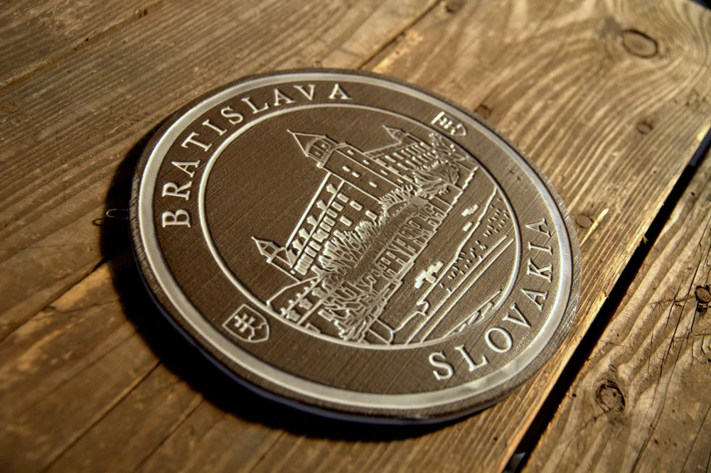 Keramický suvenír – Bratislavský hrad | Ručne vyrobená ozdobná plaketa zo Slovenska Bilelá SHB03