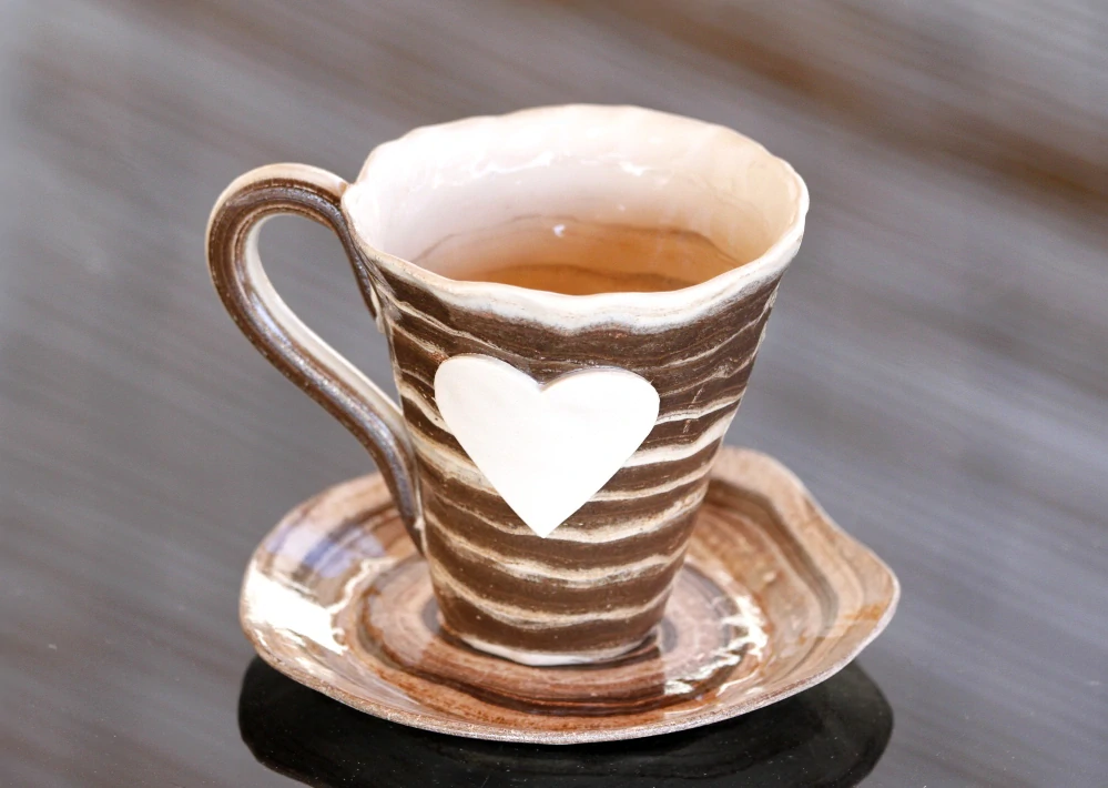 Keramická šálka so srdiečkom na kávu - cappuccino a čaj 300 ml – Unikát! - béžovo-hnedá - ručná výroba – modelovaná