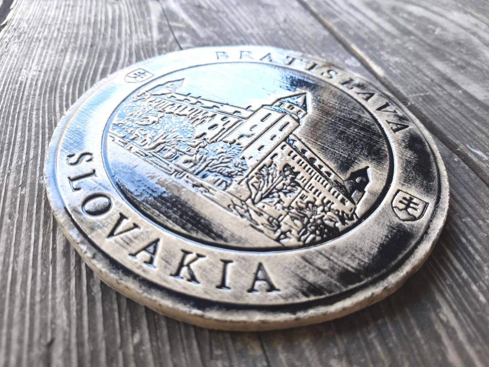 Keramický suvenír – Bratislavský hrad | Ručne vyrobená ozdobná plaketa zo Slovenska