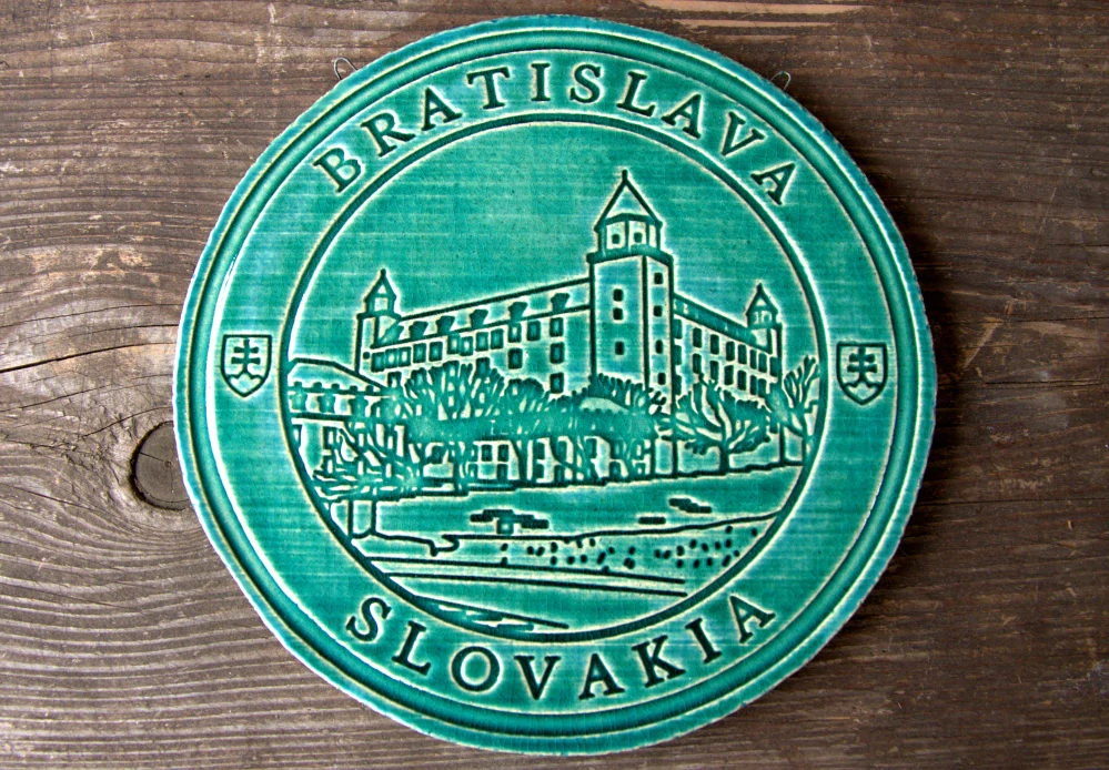 Keramický suvenír – Bratislavský hrad | Ručne vyrobená ozdobná plaketa zo Slovenska s nápisom BRATISLVA SLOVENSKO - tyrkysovo zelená SHT03